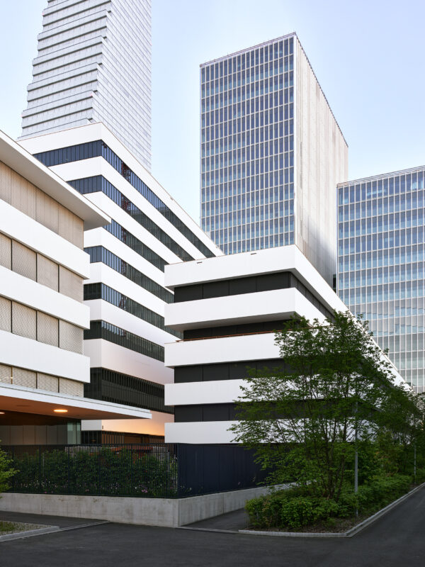 Aussenaufnahme Neubau Bau2 Roche Türme Basel, Schweiz von Herzog & de Meuron Architekten, Basel, aufgenommen von Roman Weyeneth, fotografie roman weyeneth gmbh, Fotostudio Basel, Schweiz
