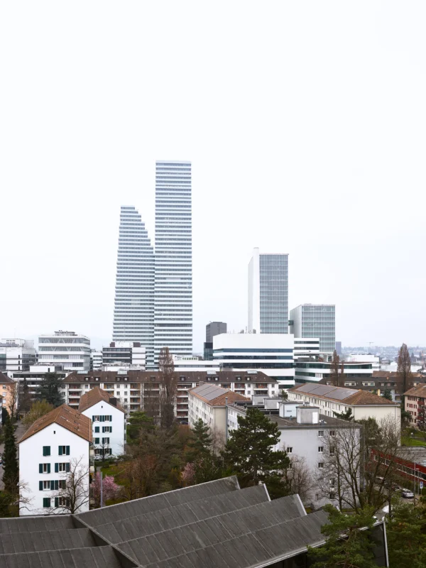 Aussenaufnahme Neubau Bau2 Roche Türme Basel, Schweiz von Herzog & de Meuron Architekten, Basel, aufgenommen von Roman Weyeneth, fotografie roman weyeneth gmbh, Fotostudio Basel, Schweiz