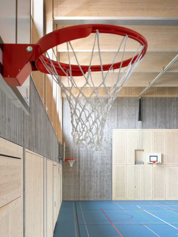 Neubau Mehrzweckhalle Gemeinde Hitzkirchl, Schweiz von NYX Arc hitects, Zürich, Schweiz, aufgenommen 2026 von Roman Weyeneth, fotografie roman weyeneth gmbh, Fotostudio Basel, Schweiz