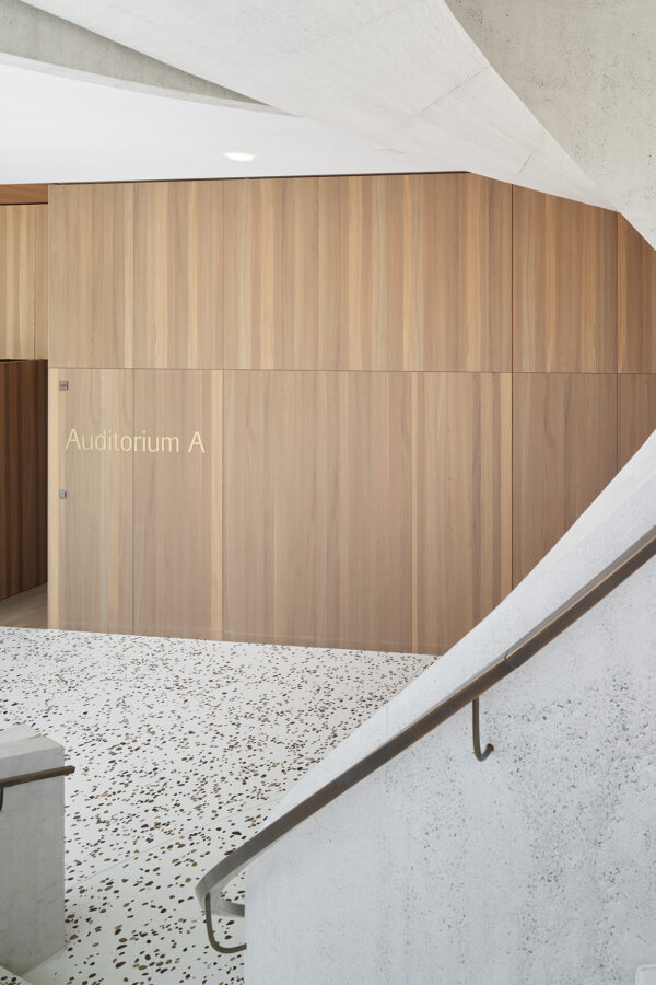 Auditorium Roche Kaiseraugst mit neuer LED Wand, F. Hoffmann - La Roche I Nissen Wentzlaff, aufgenommen 2026 von Roman Weyeneth, fotografie roman weyeneth gmbh, Basel, Schweiz