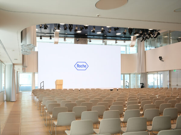 Auditorium Roche Bau001 Basel mit neuer LED Wand, F. Hoffmann - La Roche I Herzog de Meuron, aufgenommen 2026 von Roman Weyeneth, fotografie roman weyeneth gmbh, Basel, Schweiz